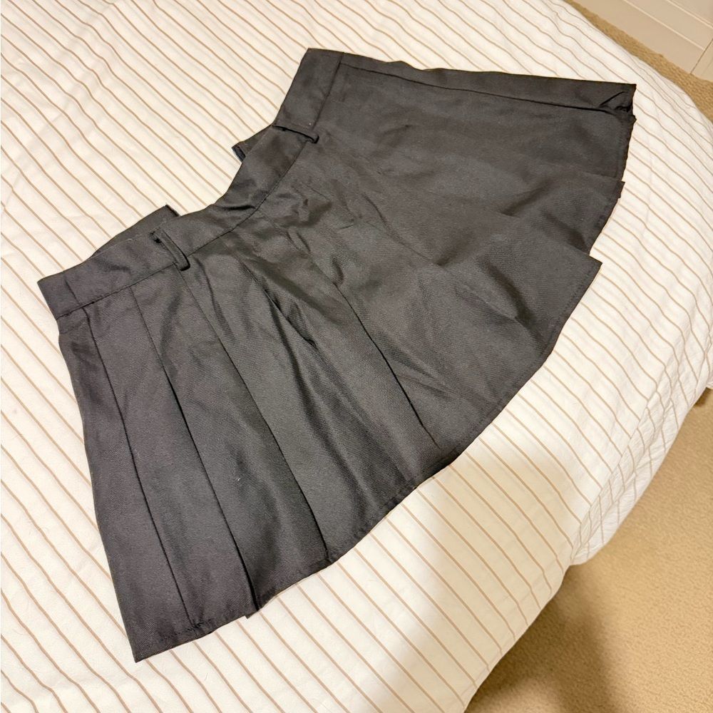 Elegant Black Pleated Skirt L